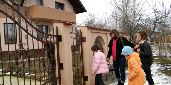 Cele trei surori, intrând pe poarta casei provizorii (FOTO: RALUCA NICULA)