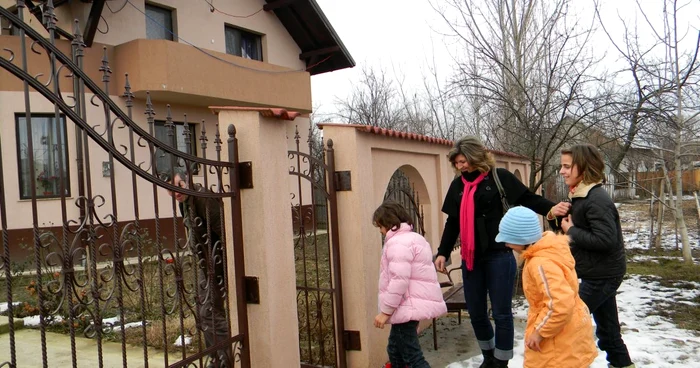 Cele trei surori, intrând pe poarta casei provizorii (FOTO: RALUCA NICULA)