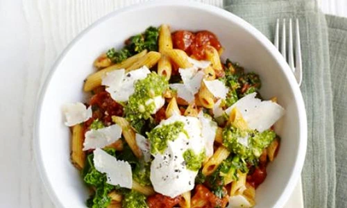 paste cu rosii cherry, sos pesto si kale jpeg