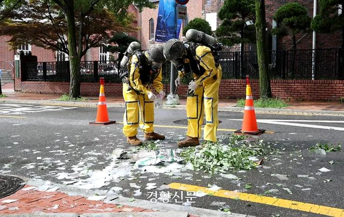 Echipele de decontaminare au examinat gunoiul căzut la Seul. Foto: Daum 