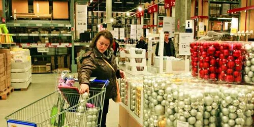 Pe rafturile hipermarketurilor au apărut decorațiunile de Sărbători