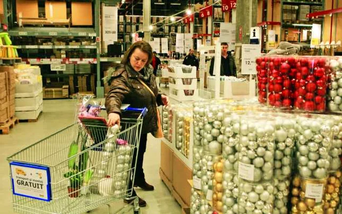 Pe rafturile hipermarketurilor au apărut decorațiunile de Sărbători