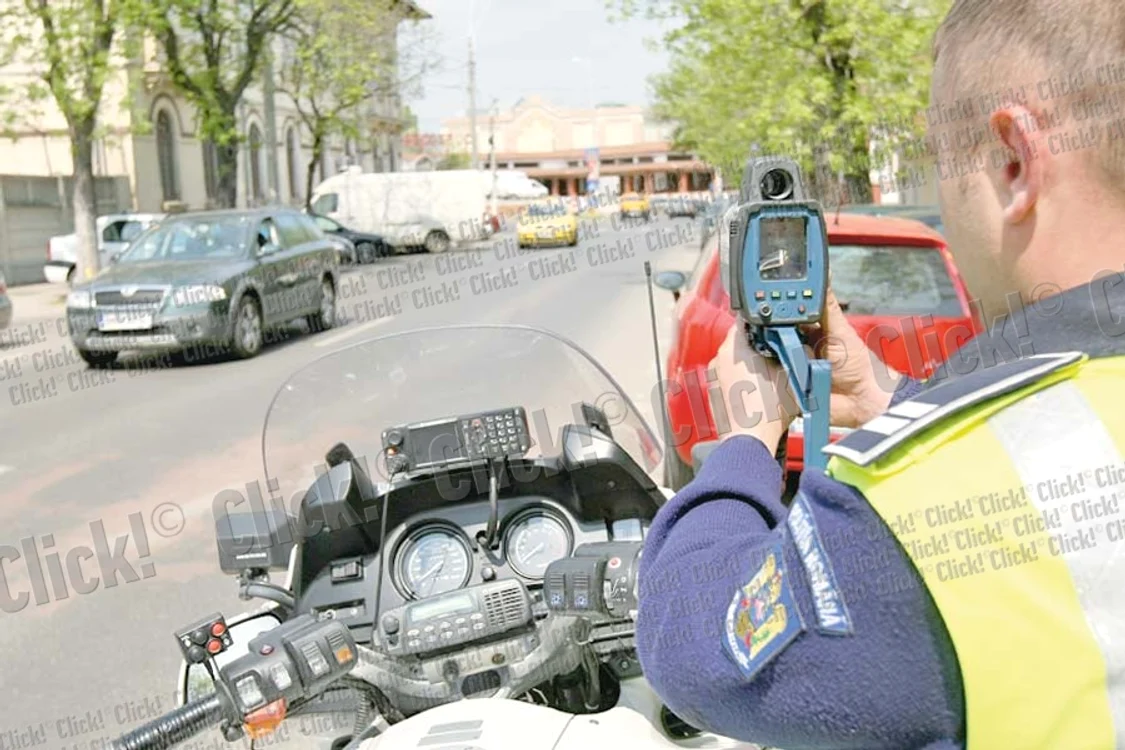 Cu radarul minune,  poliţistul poate vedea  numărul maşinii  de la o distanţă  de 1.200 de metri (Foto:Dorin Constanta)
