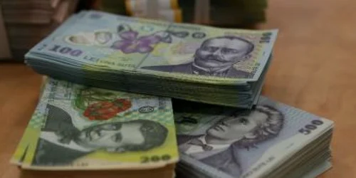 Neajustarea salariilor bugetare ar putea deprecia leul