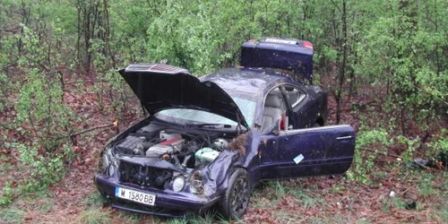 Şoferul a pierdut controlul volanului şi s-a răsturnat 