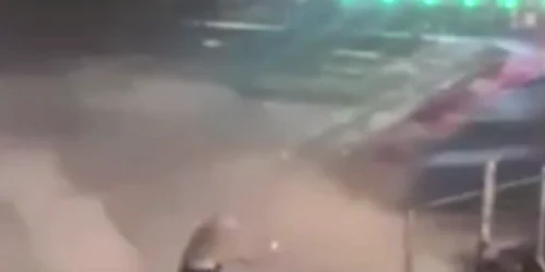 adolescenta pe punctul de a fi luata de valuri in timp ce incerca sa faca un selfie foto captura video hotviralnews png