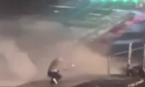 adolescenta pe punctul de a fi luata de valuri in timp ce incerca sa faca un selfie foto captura video hotviralnews png