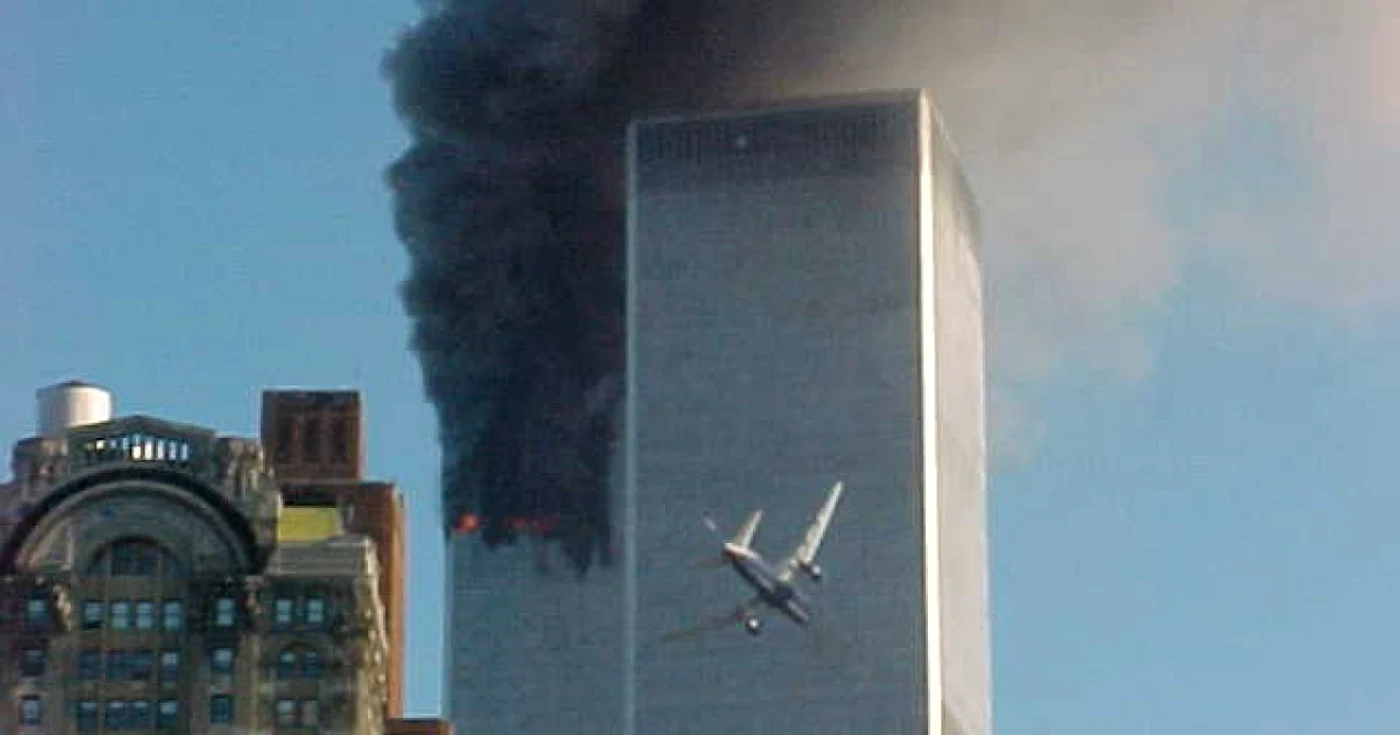 Turnurile gemene de la New York după ce au fost lovite de primul avion al teroriştilor