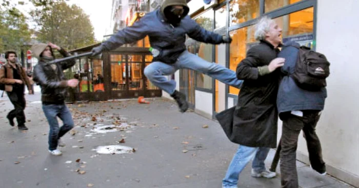 Protestatarii au agresat trecătorii