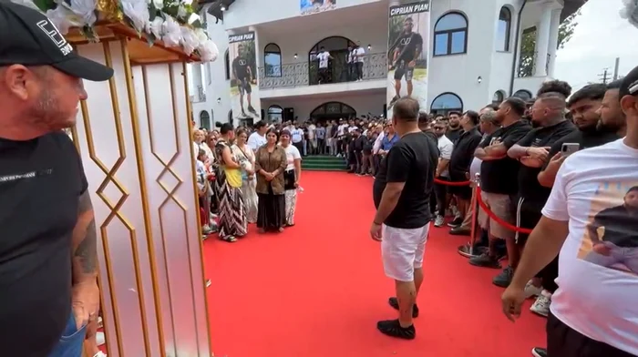 La priveghi s-au adunat sute de oameni Captură video Facebook/DanielCameramanu