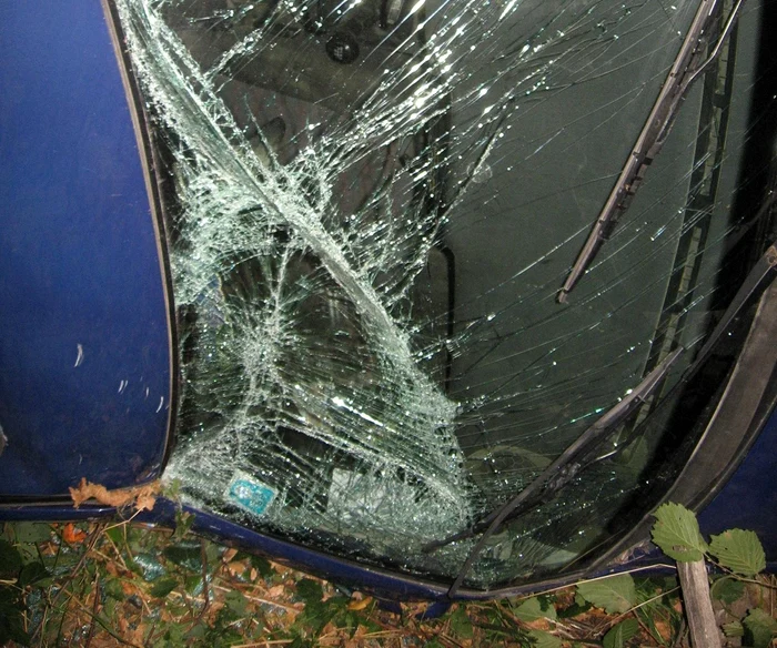 Volkswagen-ul furat  a fost răsturnat şi avariat în afara şoselei