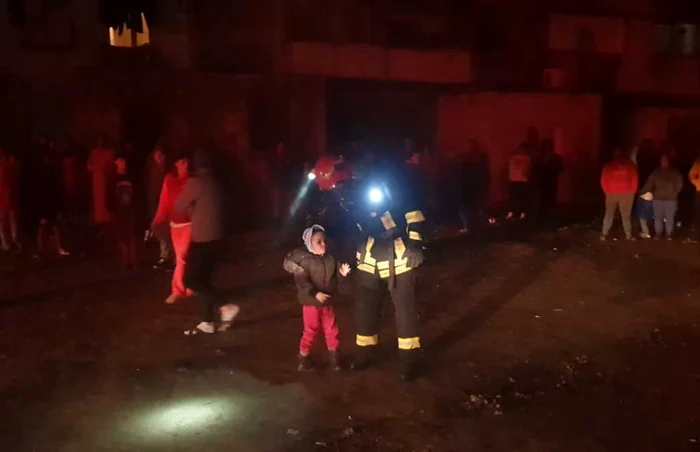 O fetiţă de 4 ani alături de pompierul care a salvat-o Foto: ISU Galaţi