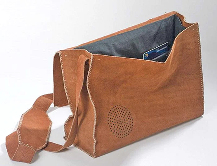 Britanicii au lansat accesoriul care te face de râs la  ghişeu când vrei să cheltuieşti fără discernământ 