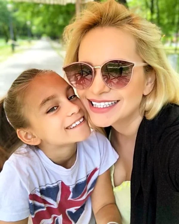 
    Paula Chirilă alături de fiica sa, Carla Sursă foto: Arhivă personală  