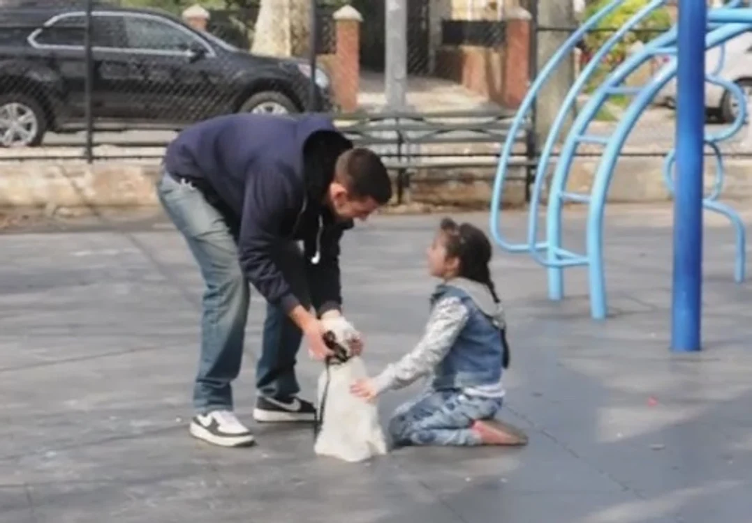 
    După ce îi pune pe copii să mângâie cățelul, bărbatul îi convinge să plece cu elcaptură: YouTube  