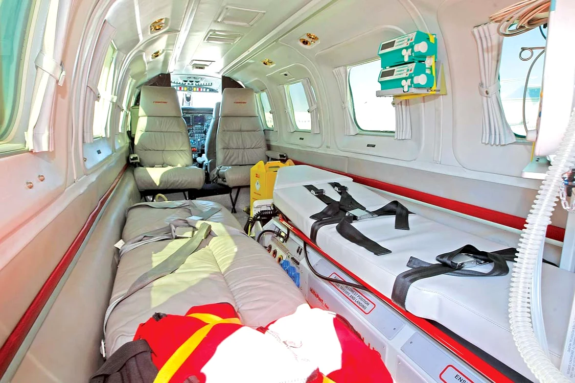 Avionul medical, pus la dispoziţie de MAI, este echipat cu aparatură de Terapie intensivă