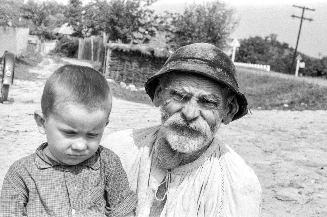 Satul bunicilor va rămâne fără tineri dacă nu vor avea aceleași facilități ca la oraș. FOTO: Azopan