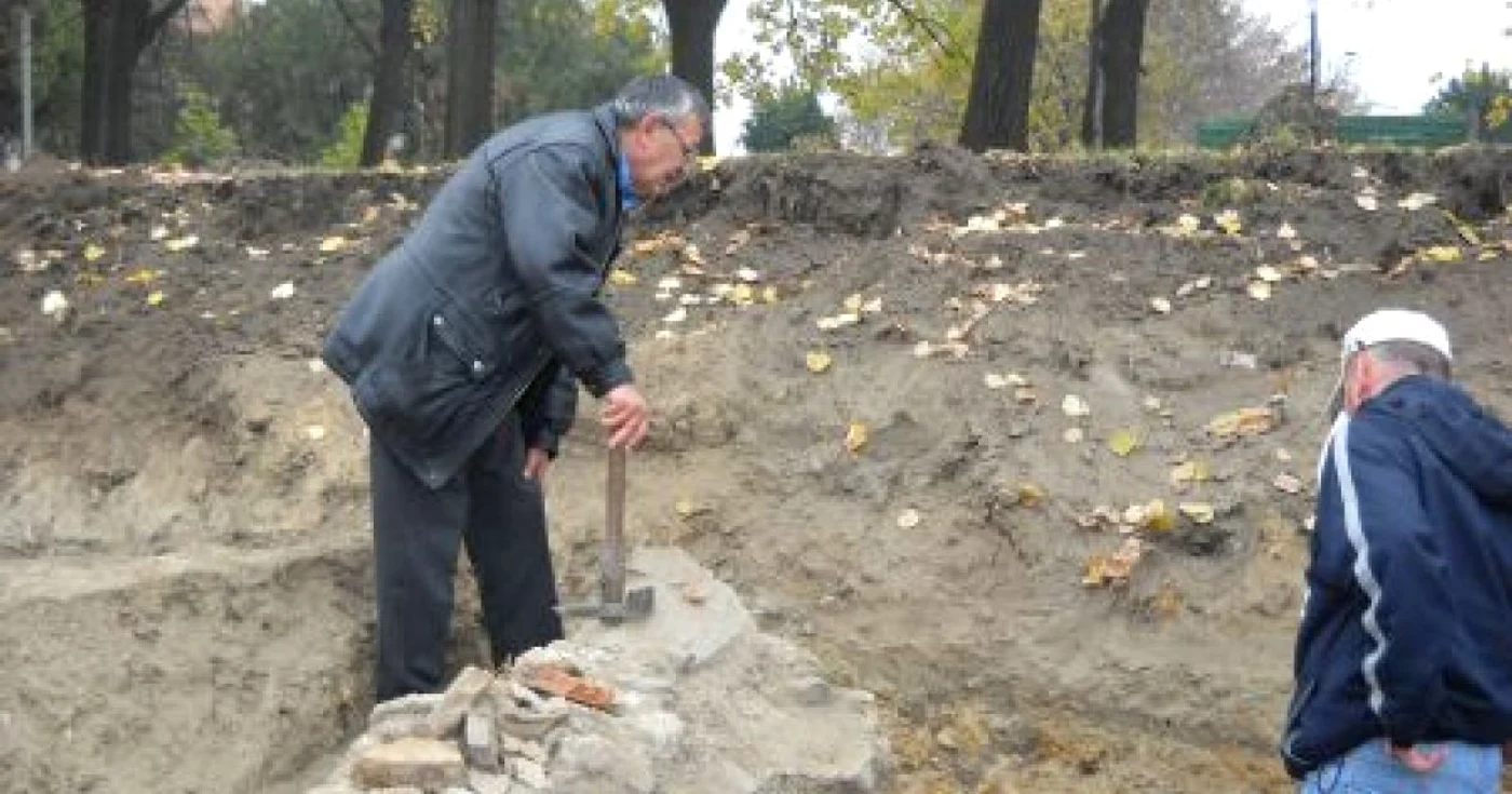 Specialiștii lucrează zilnic, pentru a afla detalii despre zidul din piatră