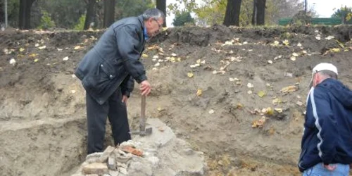 Specialiștii lucrează zilnic, pentru a afla detalii despre zidul din piatră