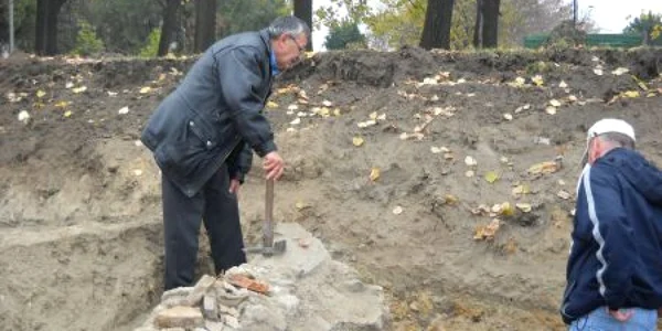 Specialiștii lucrează zilnic, pentru a afla detalii despre zidul din piatră