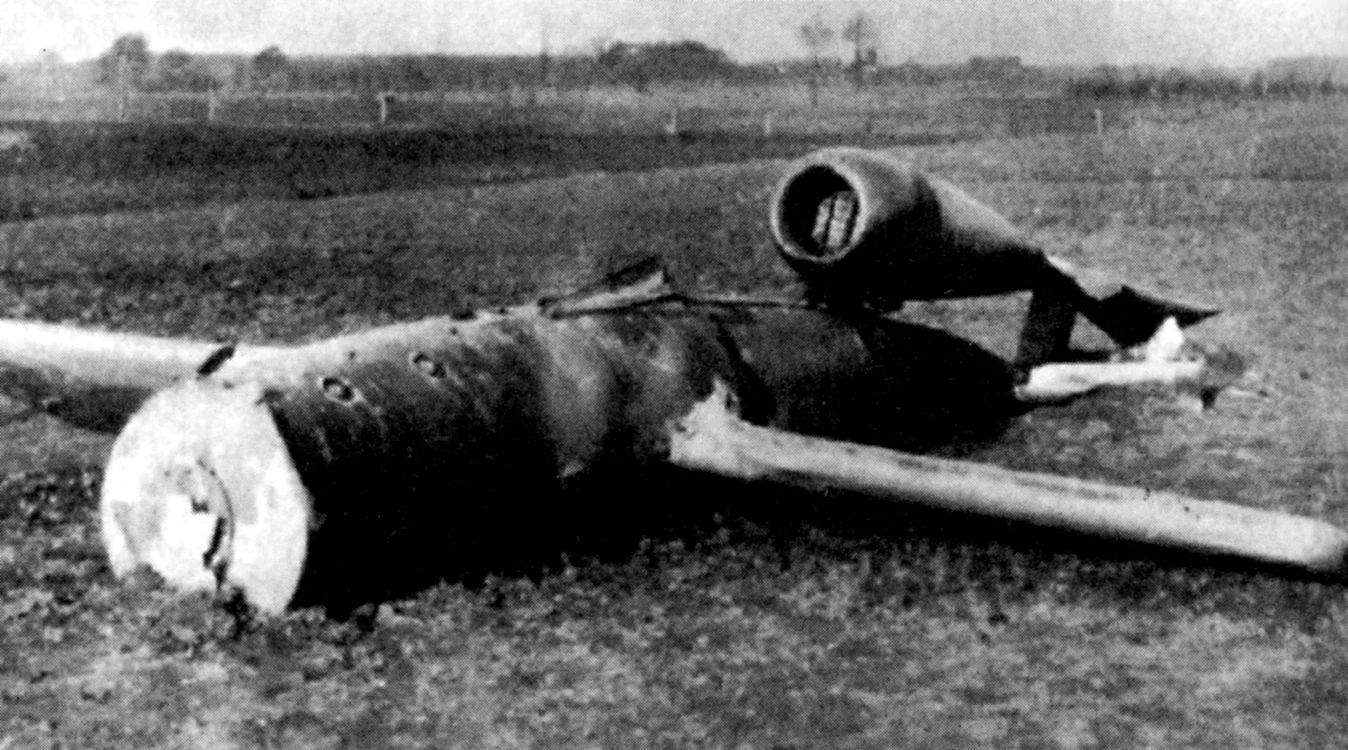 Fragmente ale bombei zburătoare V-1 care a explodat