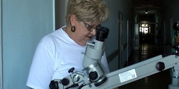 Microscopul operator a fost cupărat cu 17.000 de euro, dar  fără piciorul de susţinere 