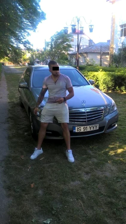 Hoţul ieşean s-a pozat cu telefonul furat de la un danez, rezemat de o maşină în care se vede clar plăcuţa de înmatriculare