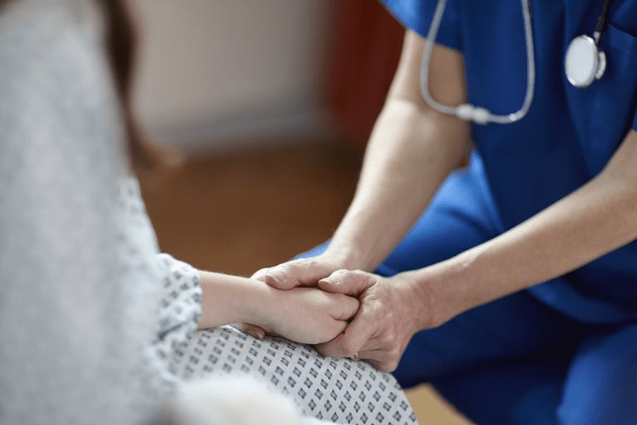 Avortul la cerere decontat de stat divizează societatea românească. „Trebuie să vedem argumentele și să cumpănim bine”