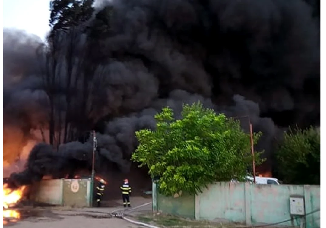 Un incendiu puternic a izbucnit vineri dimineaţă, la un depozit de deşeuri plastice reciclabile din Salonta, judeţul Biihor FOTO captură via News.ro