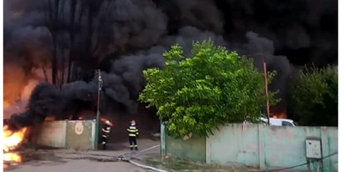 Un incendiu puternic a izbucnit vineri dimineaţă