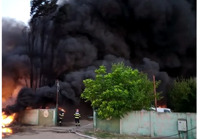 Un incendiu puternic a izbucnit vineri dimineaţă, la un depozit de deşeuri plastice reciclabile din Salonta, judeţul Biihor FOTO captură via News.ro