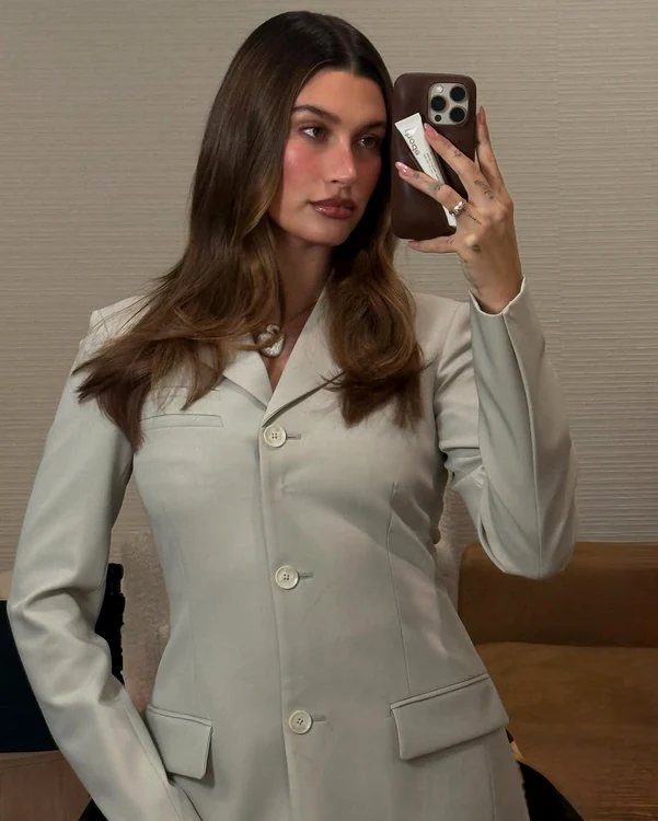 Hailey Bieber are culoarea părului Mocha Mousse (Foto: GettyImages)