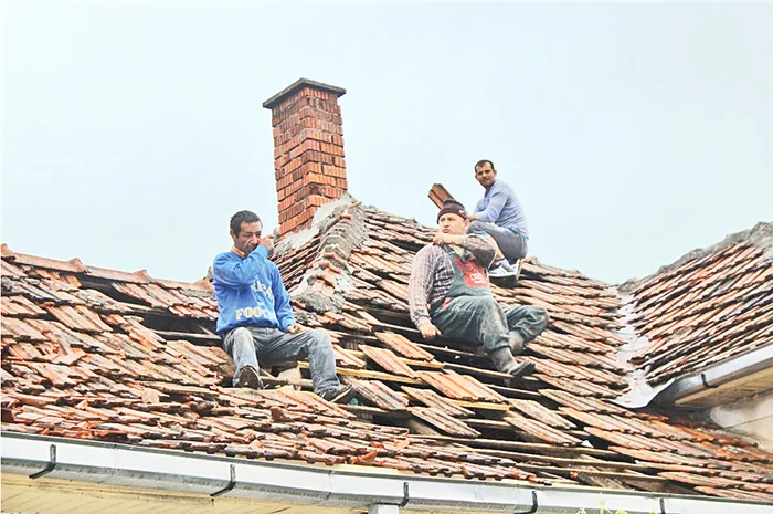 Ţiglele de pe case au fost smulse de forţa vântului