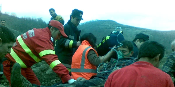 Unul dintre bărbaţi după ce a fost scos din pământ