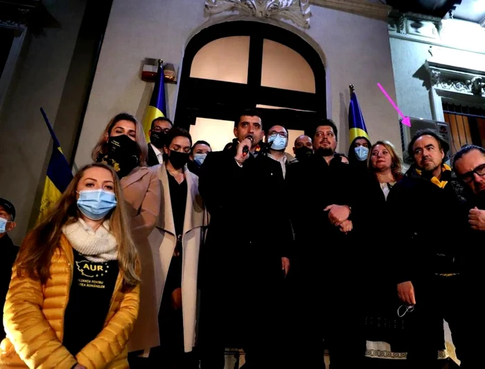 În primul rând s-au aflat George Simion, Claudiu Târziu, avocata Diana Şoşoacă şi Bobby Păunescu (ultimul din dreapta, cu fular galben cu negru)
