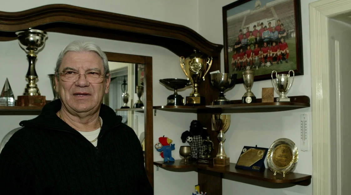 Emeric Ienei și vitrina sa plină de trofee. Foto Adevărul