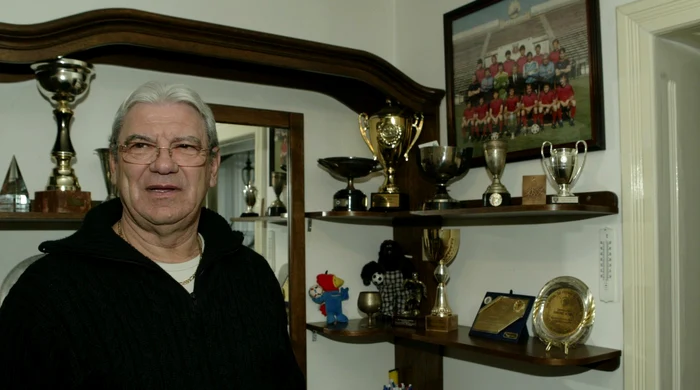 Emeric Ienei și vitrina sa plină de trofee. Foto Adevărul