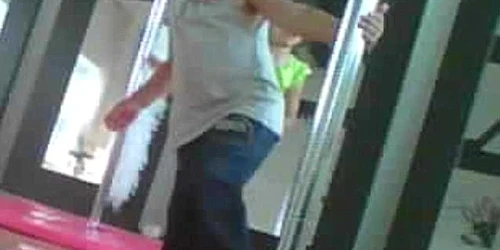 Asociaţiile pentru protecţia copilului califică imaginile cu fetiţe dansând la bară drept "revoltătoare şi cu un caracter imoral"