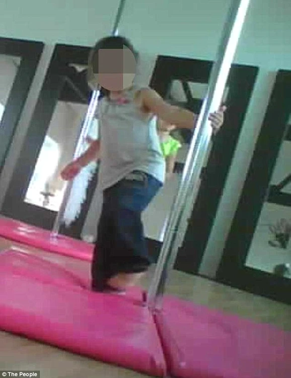 Asociaţiile pentru protecţia copilului califică imaginile cu fetiţe dansând la bară drept "revoltătoare şi cu un caracter imoral"