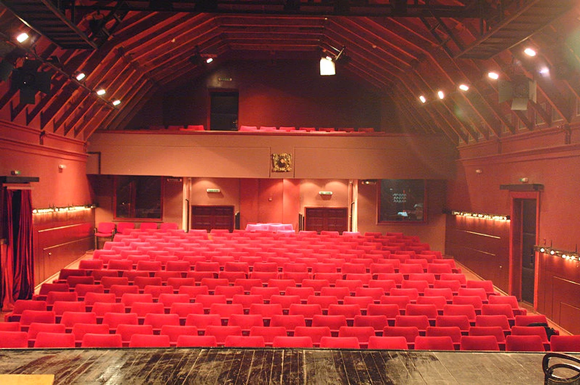 2 sala goala de teatru jpg jpeg