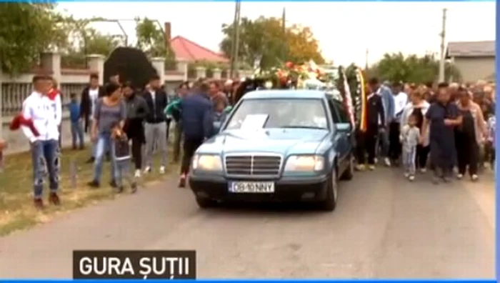 Maşina care a transportat sicriul Adrianei