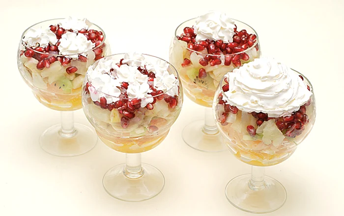 Desert cu fructe şi frişcă fără zahăr