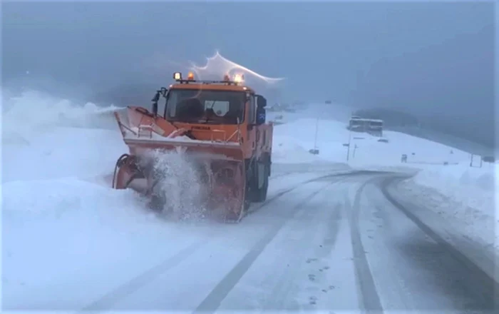 Utilajele de deszăpezire acţionează fără întrerupere pe Transalpina Foto: DRDP Craiova