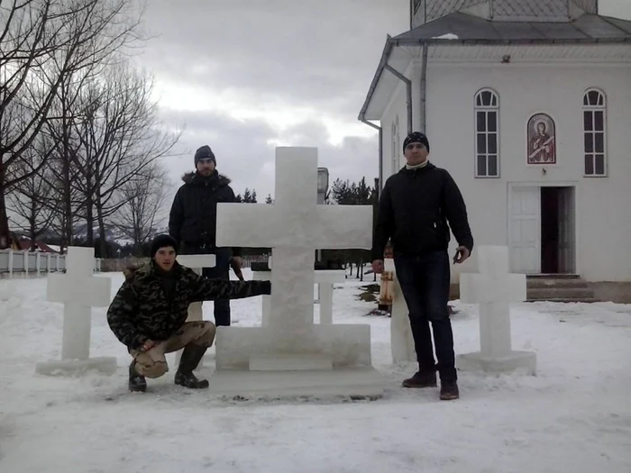 Tinerii care au sculptat crucile de gheata
