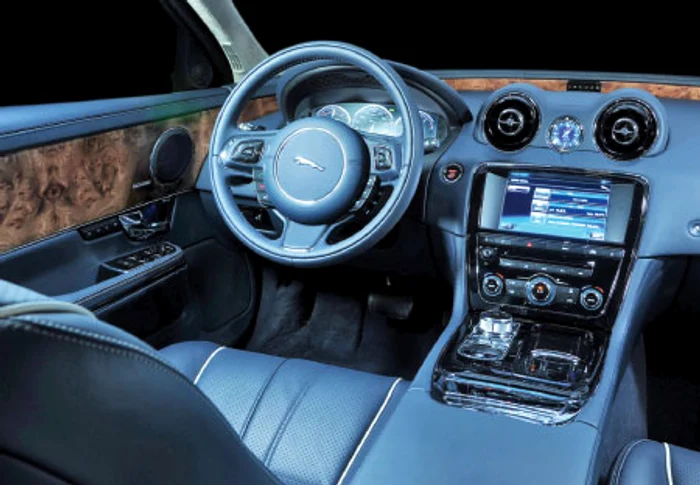 Designul contemporan al Jaguarului XJ se îmbină cu cele mai confortabile materiale