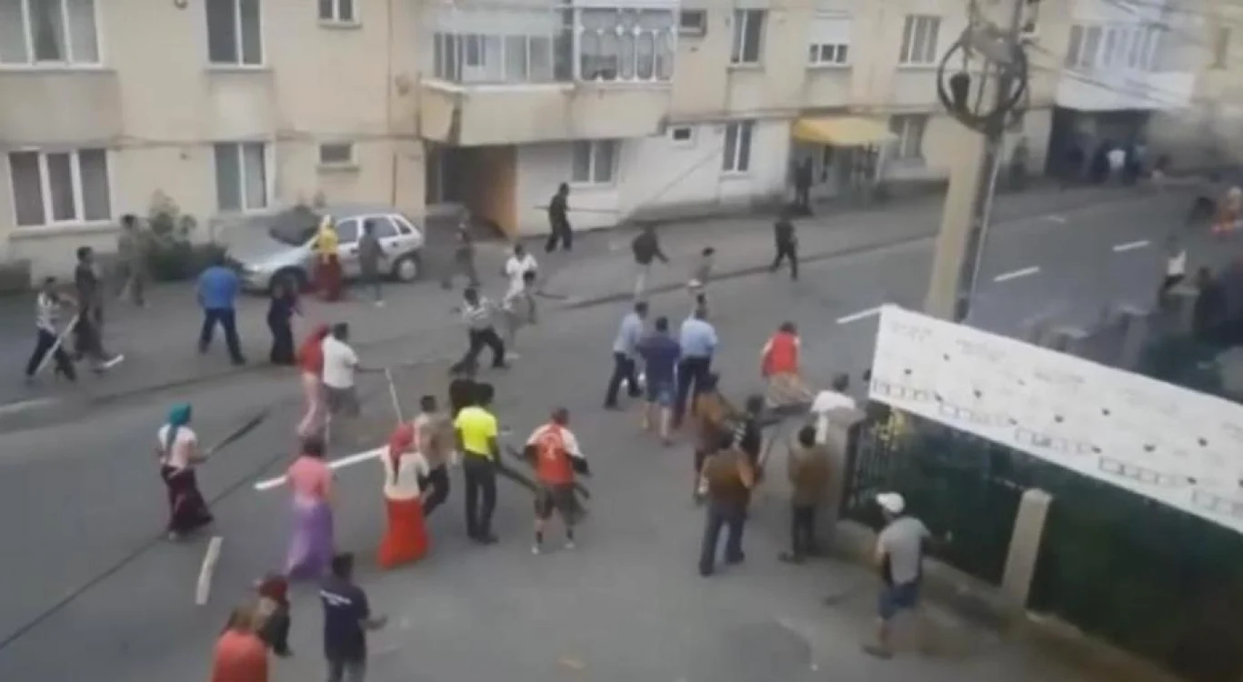 Două grupuri de etnici romi s-au atacat pe o stradă din Târgu Neamţ joi, 5 iulie