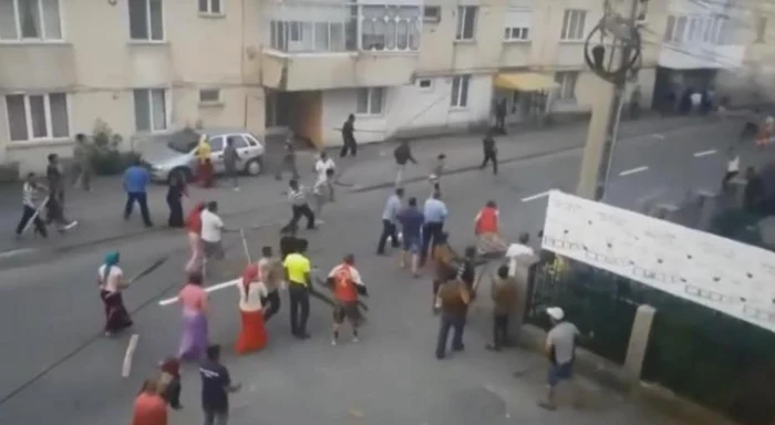 Două grupuri de etnici romi s-au atacat pe o stradă din Târgu Neamţ joi, 5 iulie