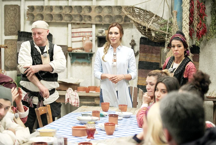 
    Iulia Vântur (35 de ani)   a acceptat pentru a doua  oară provocarea de a  prezenta ”Ferma vedetelor”.  De data aceasta, cei 12  concurenți muncesc în Cipru  