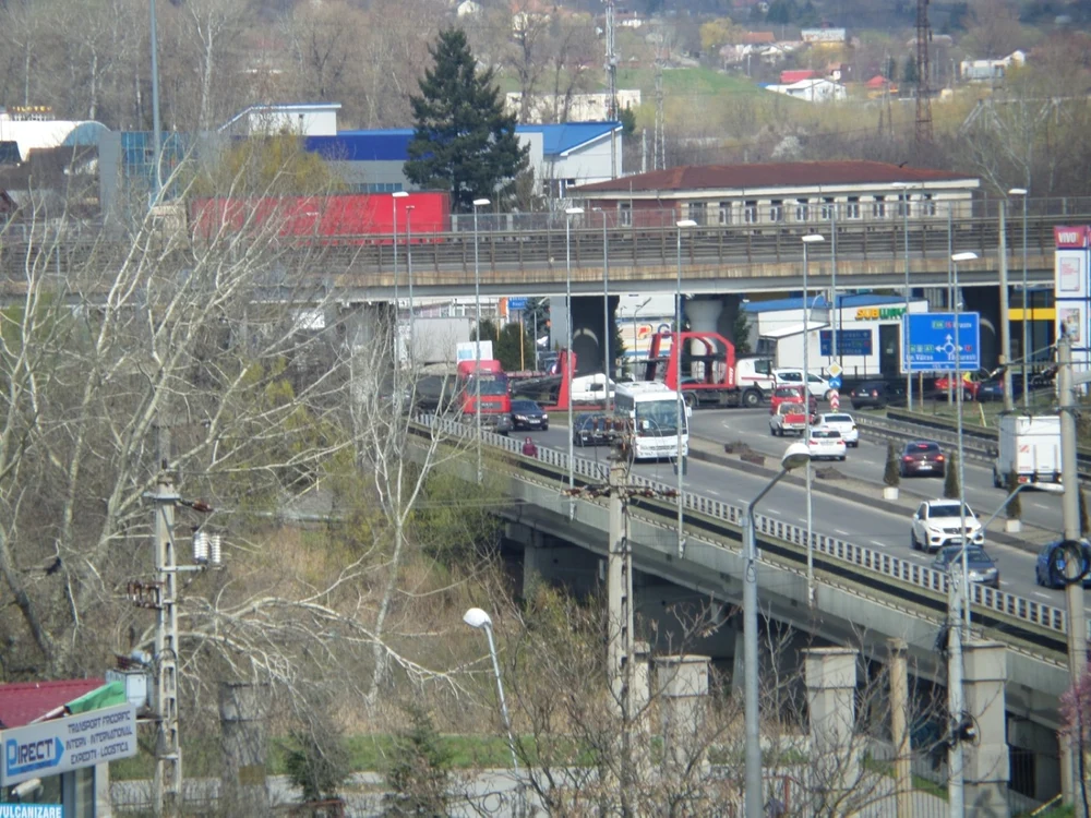 Numeroşi proprietari de pe tronsonul cinci al autostrăzii, care se termină în centura Piteştiului, nu au fost deocamdată identificaţi FOTO: Denis Grigorescu