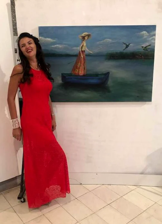 Carmen Olteanu a purtat o rochie lungă, roșie, la vernisajul expoziției din Macedonia